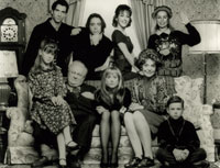Robert Downey, Jr., Cynthia Stevenson, Anne Bancroft, Dylan McDermott, Holly Hunter, Charles Durning, Claire Danes - Home for the Holidays