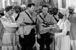 Maurice Black, Oliver Hardy, Stan Laurel - Bonnie Scotland