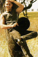 Russell Crowe - Hammers Over the Anvil